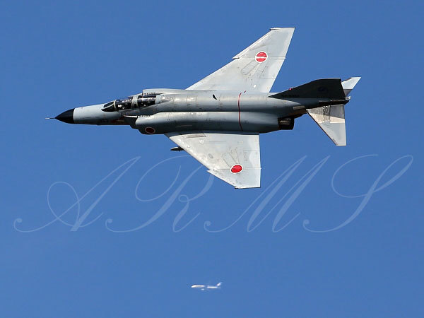 岐阜基地のF-4ファントムとANAの飛行機