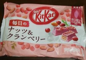 KitKat ナッツ＆クランベリー　ルビーチョコレート使用