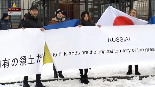 十数名の活動家が在ウクライナ・ロシア大使館の前で日本とウクライナの国旗を掲げ、北方領土は日本の領土だ、クリミアはウクライナの領土だ、と呼びかけたとのこと。