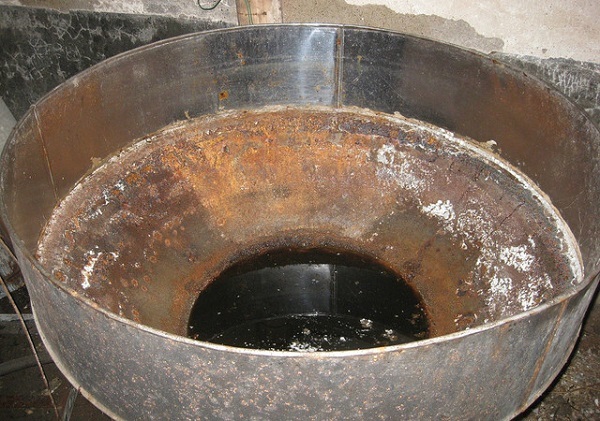 アサリを茹でる釜。中には黒くて生臭い水が