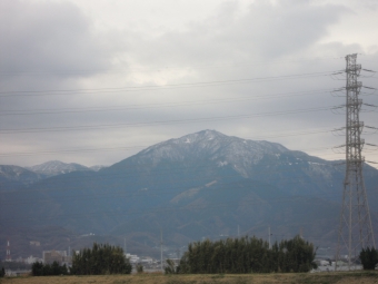 大甘頂上付近にはうっすらと昨日の雪がまだ残っている１９１２２４