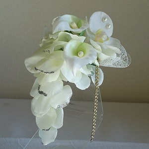 結婚式コサージュ・カラーと胡蝶蘭と花びらでメリアブーケ型