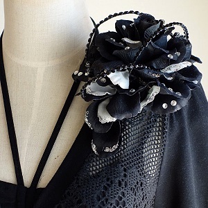 結婚式コサージュ・黒の花びらメリアブーケ型で魅力的