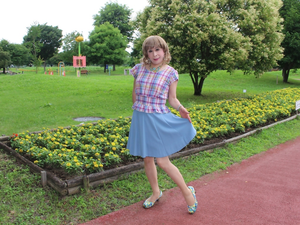 チェック柄のトップスに水色フレアースカート(2) - 星野愛(めぐみ)のブログ