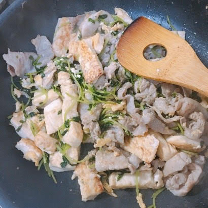 豆腐でカサまし♪簡単♡豆苗と豚肉のお豆腐チャンプルー①
