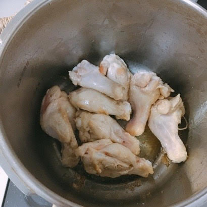 圧力鍋で簡単♡鶏手羽元とじゃがいもの塩煮込み③