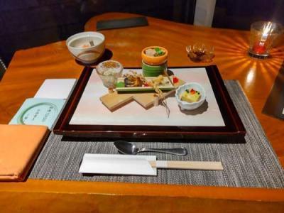 最初のテーブルセッティング　酒菜と合肴　箸　メニュー　ナプキン