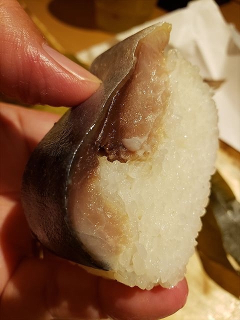 20190901_185913_R 身の部分に応じて鯖の厚さが変わる。ご飯との分量の違いはあるけど全体的な味わいはぶれず
