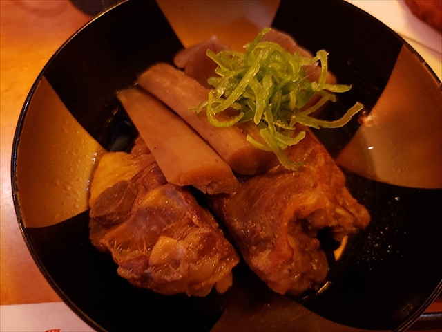 20191024_165014_R 黒豚豚骨煮780円税抜、ごぼう、葱、蒟蒻、しっかりしたねぎの食感