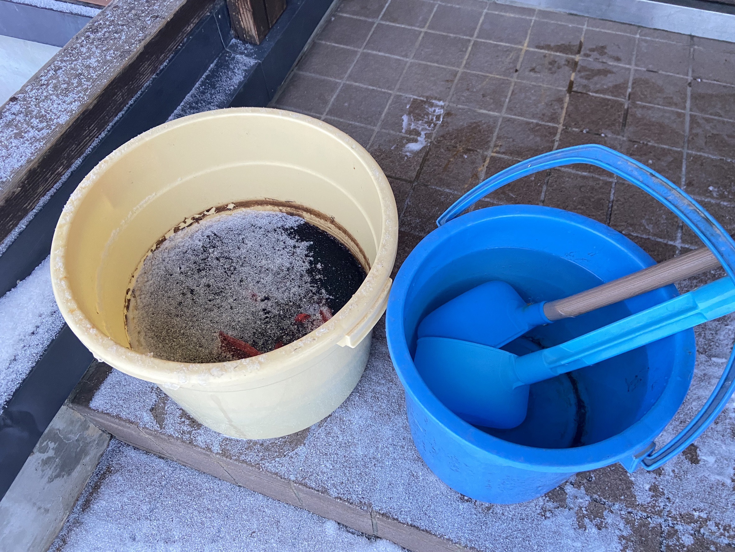 オニグルミの実を浸した水が凍ったのでお湯で溶かすことにしました