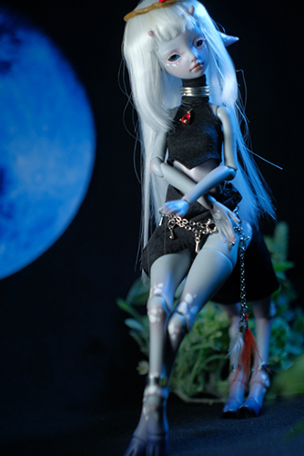ツバキアキラが撮った、DreamValley・CalleのCecile。月を背景に。