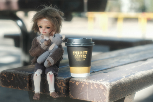 ツバキアキラが撮ったドール、FairyCastle・Boboのカイエ。冬の寒い公園で座っていたら、優しい人に暖かいコーヒーを貰いました。