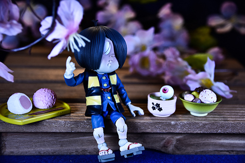 ツバキアキラが撮った、海洋堂・タケヤ式自在置物・鬼太郎。お花見をしている鬼太郎と目玉おやじ。