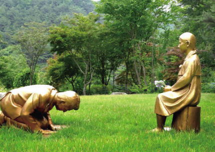 韓国にて、慰安婦少女像の前でひざまずいて謝罪する安倍首相の銅像 「永遠の贖罪」 8月10日の除幕式後に一般公開される（画像）