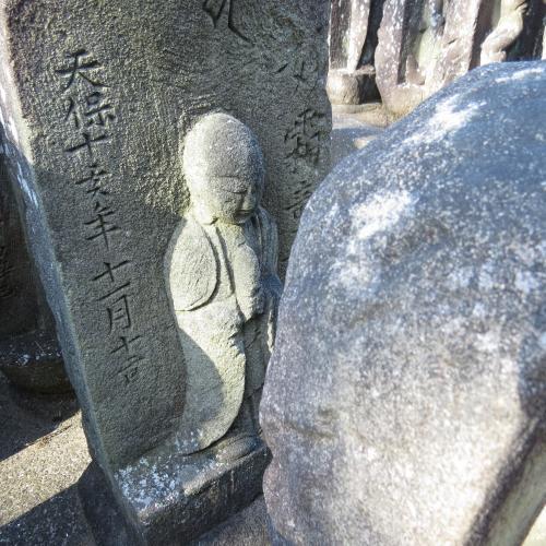幼児の墓石－２