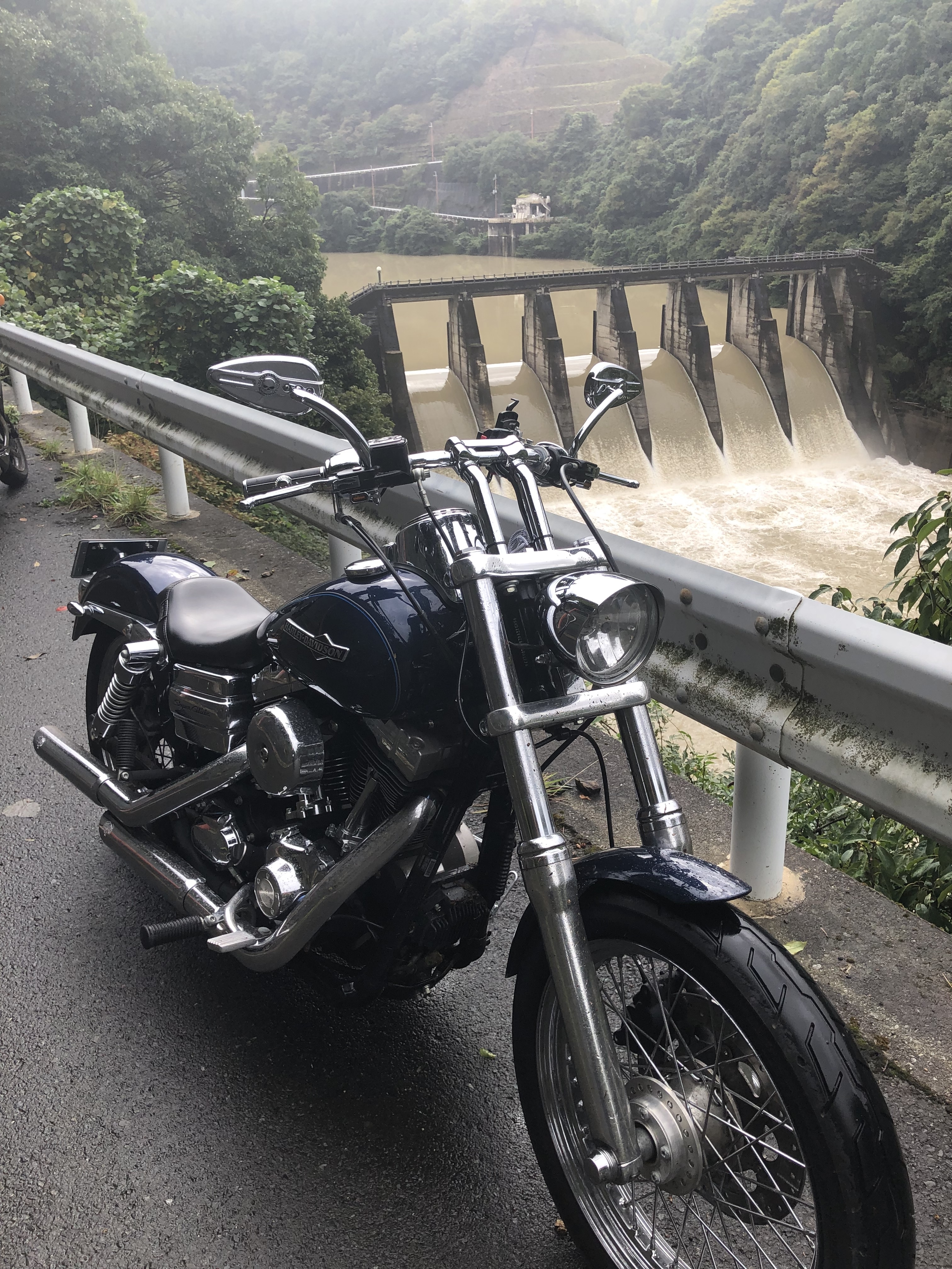 京都ダム巡り　ツーリング　世木ダムとハーレー