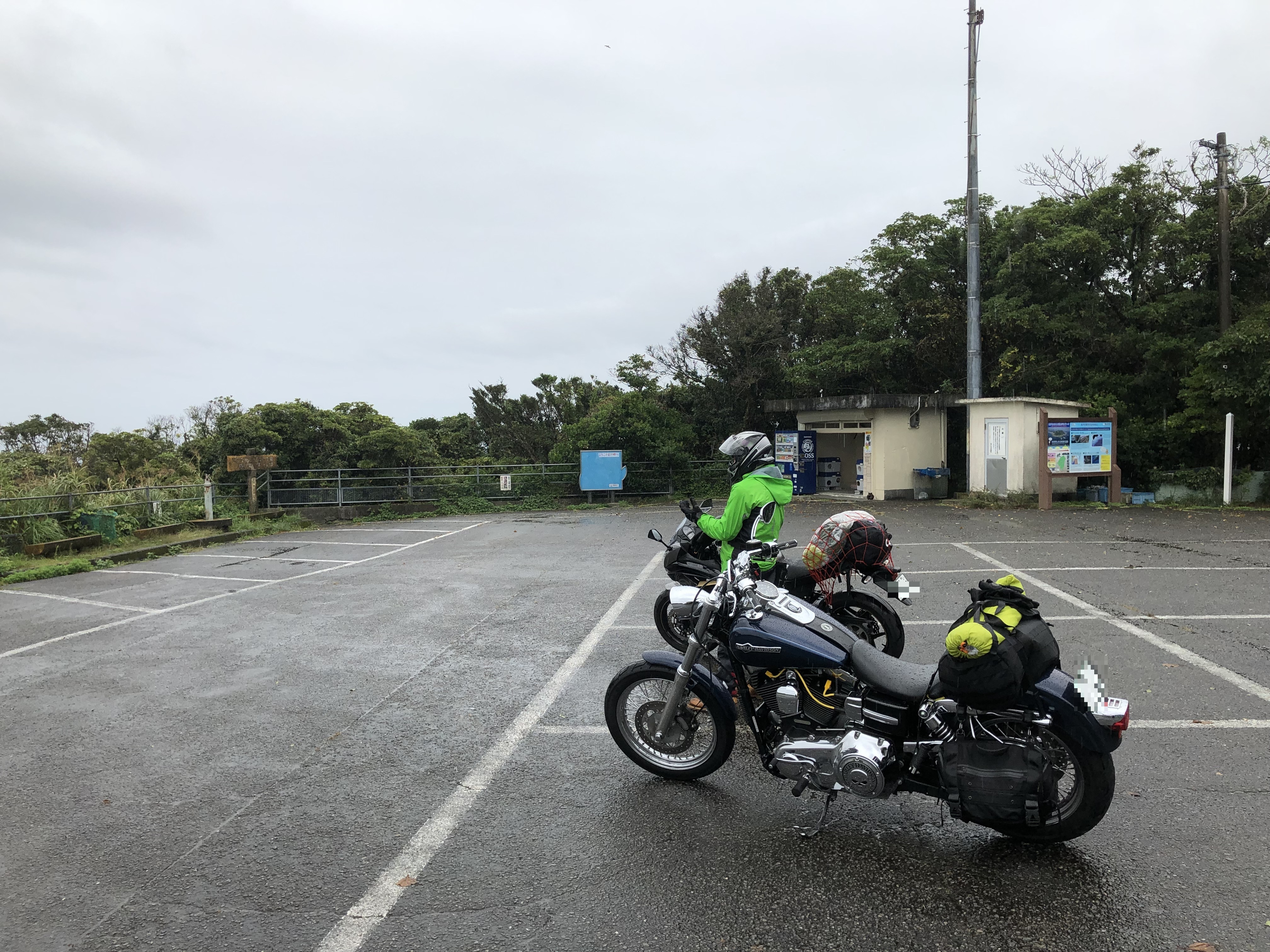 harleydavidson-dyna-capemuroto-motorcycle-touring-observatory-parking.jpg