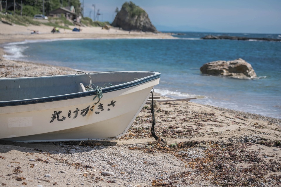 間島の浜辺の漁船
