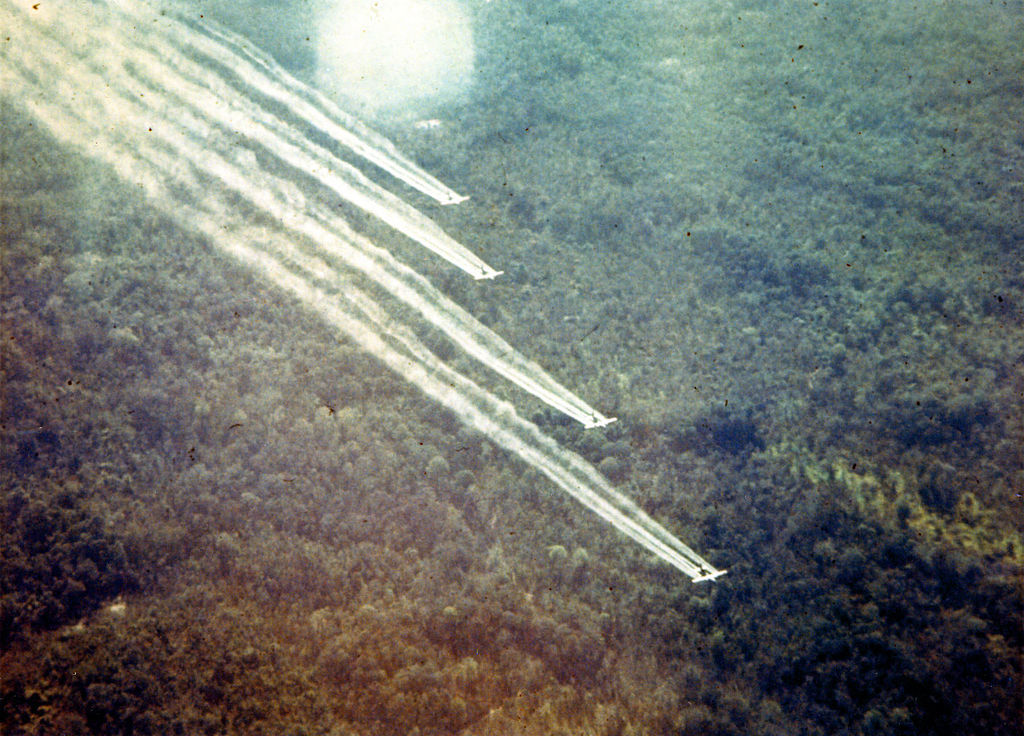 ランチハンド作戦での任務を遂行する4機の米軍航空機C-123、1960年代