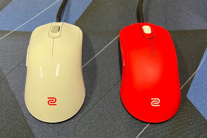 BenQ_ZOWIE_Red_and_White_Gaming_Mouse_01.jpg